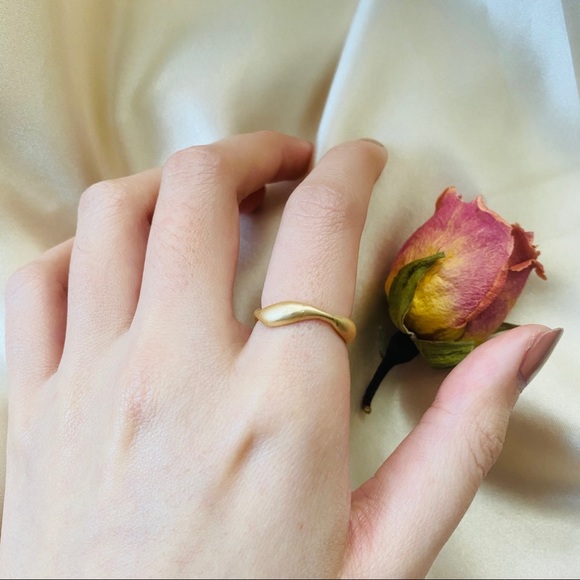 Matte Finished Golden Elegant Rings - Picture 3 of 9